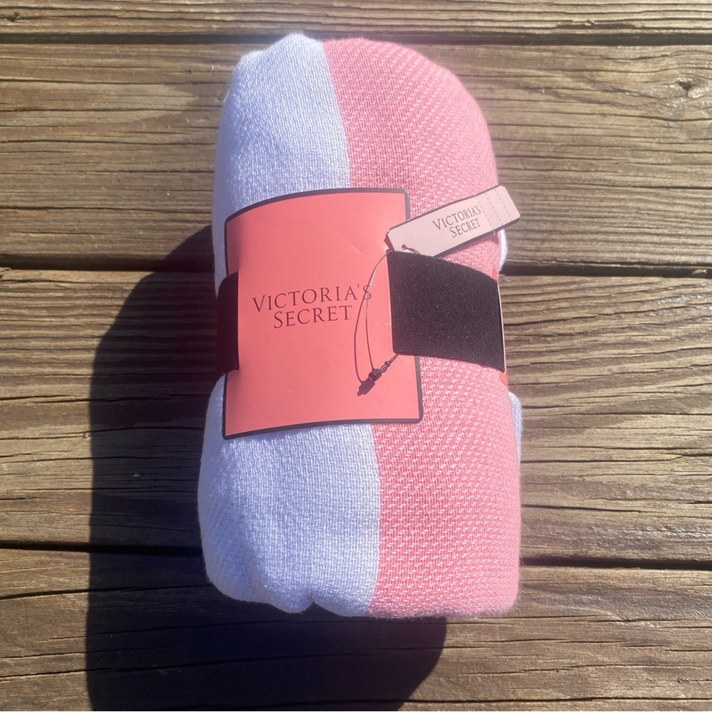 NEW VICTORIA'S SECRET Limited Edition
2018 Logo Blanket